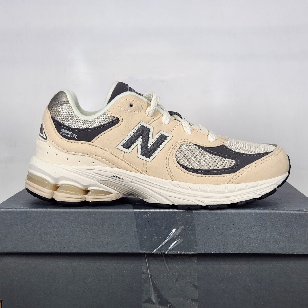 New Balance 2002R Sneaker Kids Size 2 Beige Grey Running Shoes PC2002FA